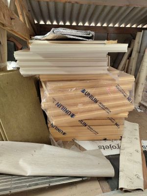 un tas de matériaux de construction posé sur un tas de bois