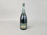 gros plan d'une bouteille de vin sur une surface blanche