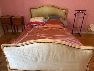 Ensemble comprenant un lit style Louis XV tapissé et laqué b…