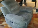 un fauteuil inclinable qui se trouve dans un salon