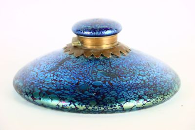 un vase bleu et vert avec un couvercle doré