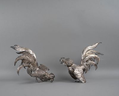 paire de figurines de coqs plaquées argent aux ailes déployées