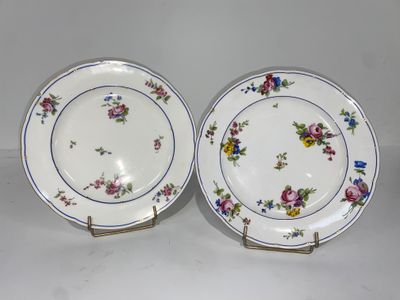 deux assiettes à motifs floraux posées sur une surface blanche