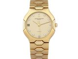 gros plan d'une montre-bracelet en or sur fond blanc