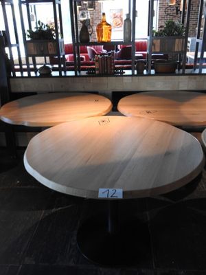 trois tables rondes portant des numéros dans un restaurant