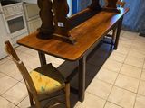 une table avec un banc et une chaise dans la cuisine