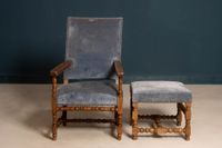 Fauteuil et repose pied en noyer mouluré, (photo 3)
