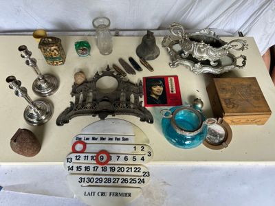 une table sur laquelle se trouvent de nombreux objets en argent