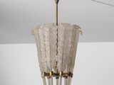 une image représentant un lustre en verre suspendu au plafond