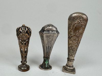 Trois sceaux à cacheter en métal argenté repoussé et ajouré … - Photo 1