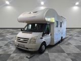 une photo d'un camping-car garé dans une pièce