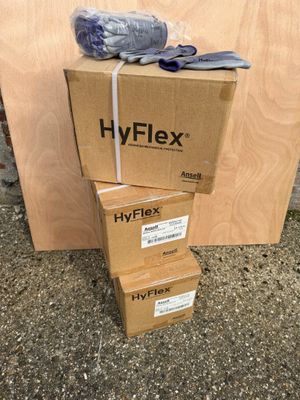 trois boîtes d'Hyflex sont empilées les unes sur les autres