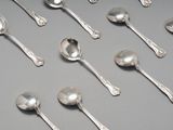 de nombreuses cuillères et cuillères à soupe qui se trouvent sur la table