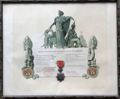 une vieille photo représentant une photo encadrée d'une médaille et d'un certificat