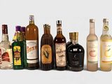de nombreux types de bouteilles d'alcool alignés sur une table