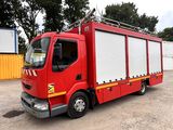 un camion rouge garé dans un parking