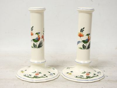 deux vases sur lesquels sont peints des oiseaux