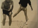 photo dédicacée représentant deux hommes jouant au basket sur un parquet