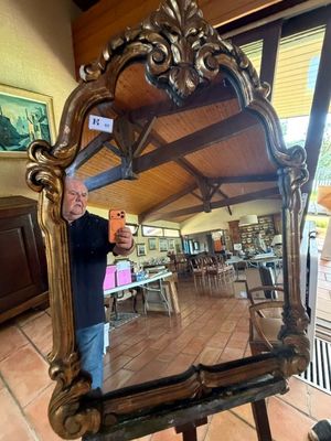 un homme qui se tient devant un miroir