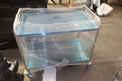 un chariot recouvert d'une housse en plastique transparent