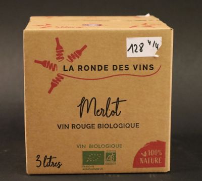 une boîte de vin posée sur une table