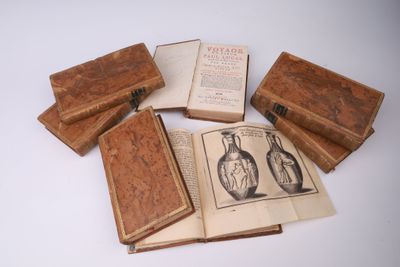 plusieurs vieux livres posés les uns sur les autres sur une table