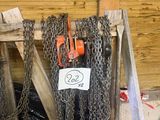 un tas de chaînes suspendues au flanc d'un immeuble