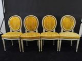 un lot de quatre chaises avec des assises rembourrées de couleur jaune