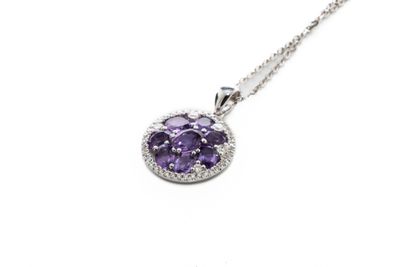 un gros plan d'un collier orné d'une pierre violette