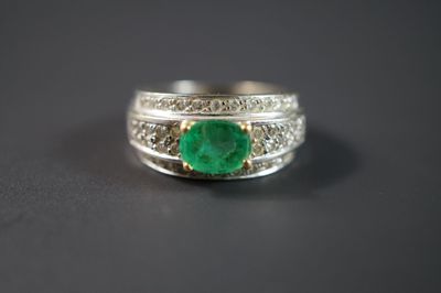 Gros plan sur une bague ornée d'une pierre verte