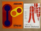 deux affiches accrochées au mur d'un immeuble