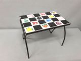 une table à carreaux noirs et blancs, dont le plateau est à carreaux noirs et blancs
