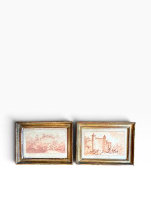 deux tableaux encadrés représentant un château et un château sur un mur blanc