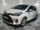 la toyota yaris blanche est garée sur un sol en damier