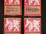 quatre cartes d'un jeu de cartes aux motifs roses et blancs