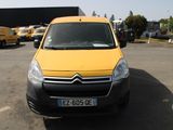 une camionnette jaune garée dans un parking