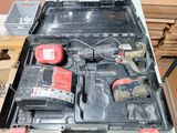 une boîte à outils avec des outils posés sur une table