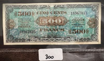 un gros plan d'un billet de banque sur lequel est apposée une étiquette de prix