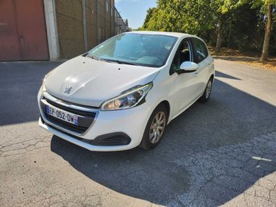 une voiture blanche garée sur le bord de la route, devant un immeuble