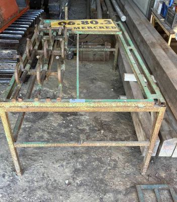 une table sur laquelle est posé un panneau, au milieu d'une pièce