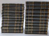 six vieux livres empilés les uns sur les autres sur une table