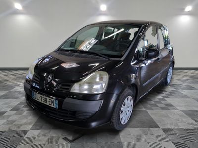 la photo d'une petite voiture noire garée dans un garage