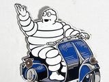 un autocollant représentant un personnage de dessin animé sur un scooter