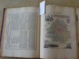 un livre ouvert sur lequel figure l'image d'une carte