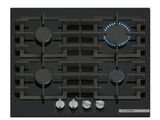 une image représentant une plaque de cuisson à gaz noire avec des flammes bleues