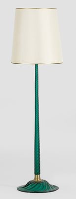 une lampe de table verte surmontée d'un abat-jour blanc