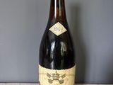 une bouteille de vin posée sur une table
