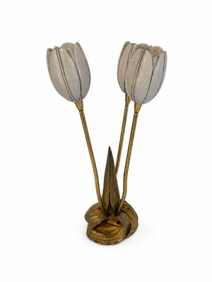 une paire de tulipes argentées et dorées sur fond blanc