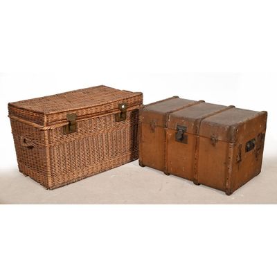 paire de malles anciennes en osier et cuir