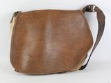 sac à bandoulière en cuir marron sur fond blanc, avec une bandoulière marron